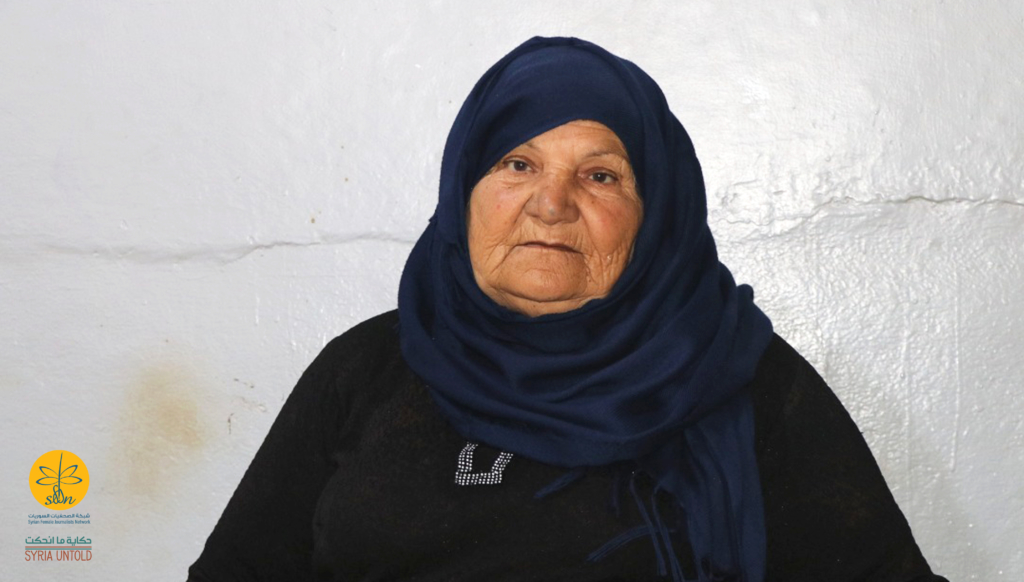 والدة منيرة يوسف الملقبة بأم زكي في منرلهم في حي الهلالية في مدينة القامشلي