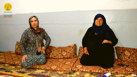 منيرة يوسف مع والدتها في منزلهم في حي الهلالية في مدينة القامشلي