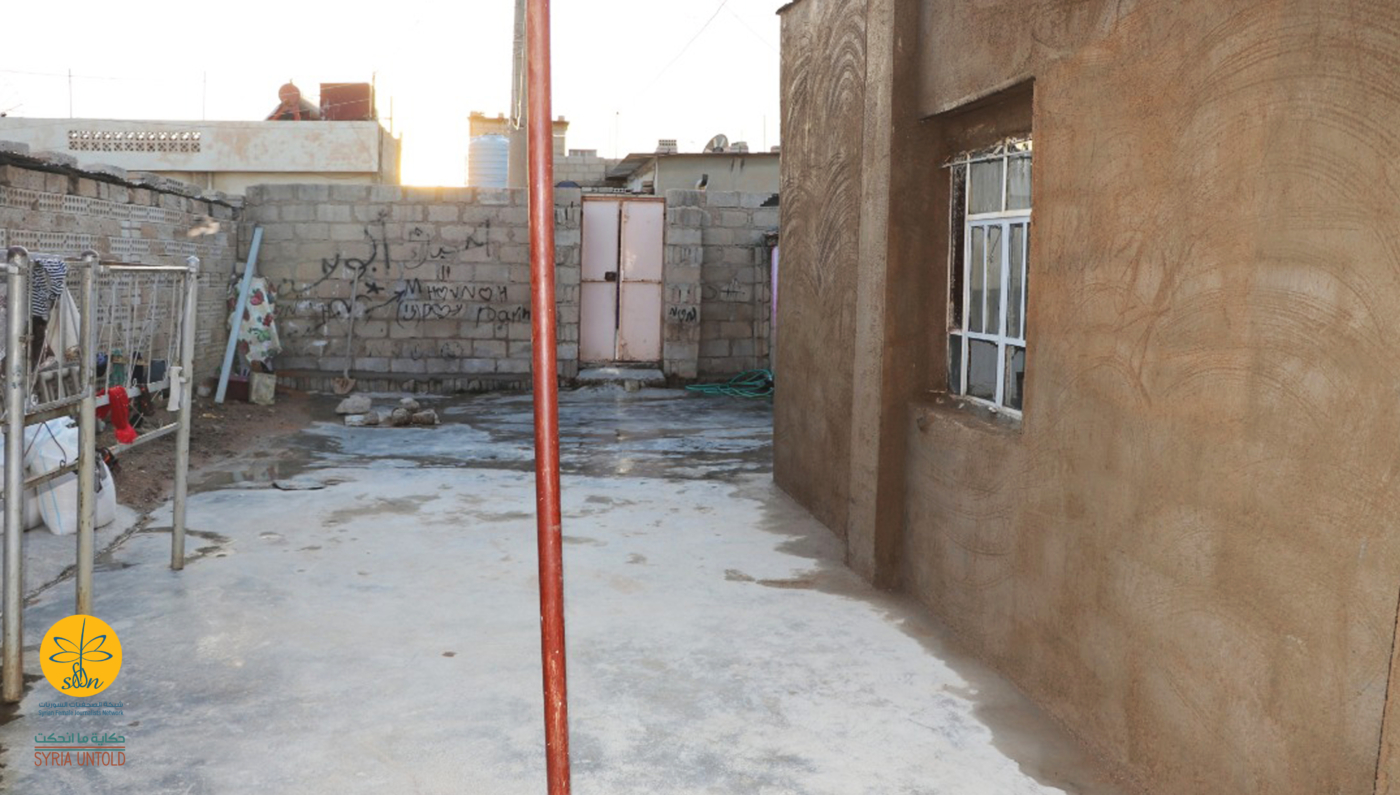 تسكن منيرة في بيت للآجار مع أمها المسنة وأطفالها الأربعة في حي شعبي بالهلالية في مدينة القامشلي.

