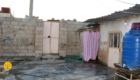 تسكن منيرة في بيت للآجار مع أمها المسنة وأطفالها الأربعة في حي شعبي بالهلالية في مدينة القامشلي.