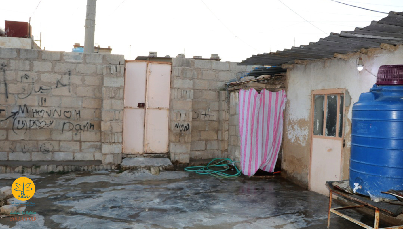 تسكن منيرة في بيت للآجار مع أمها المسنة وأطفالها الأربعة في حي شعبي بالهلالية في مدينة القامشلي.